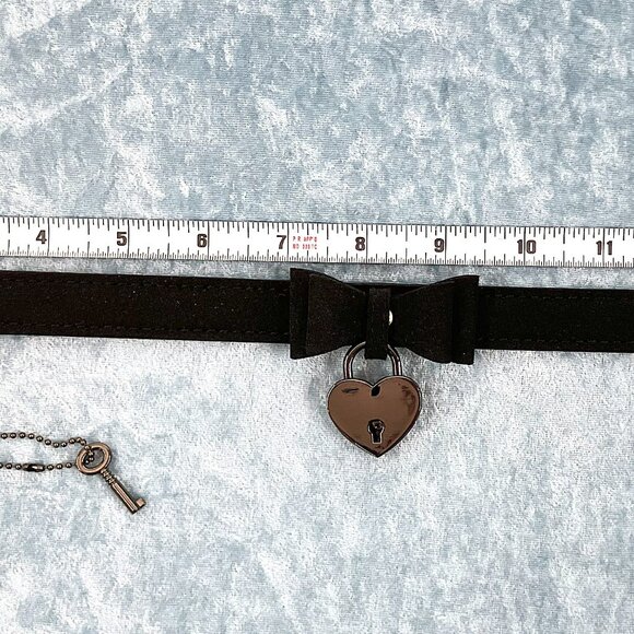 Leather Choker Bow with Lock and Key in Box - Picture 3 of 4